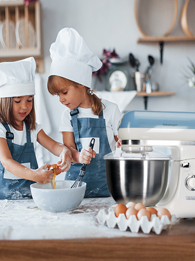 Due bambini che cucinano usando un'impastatrice di Ariete