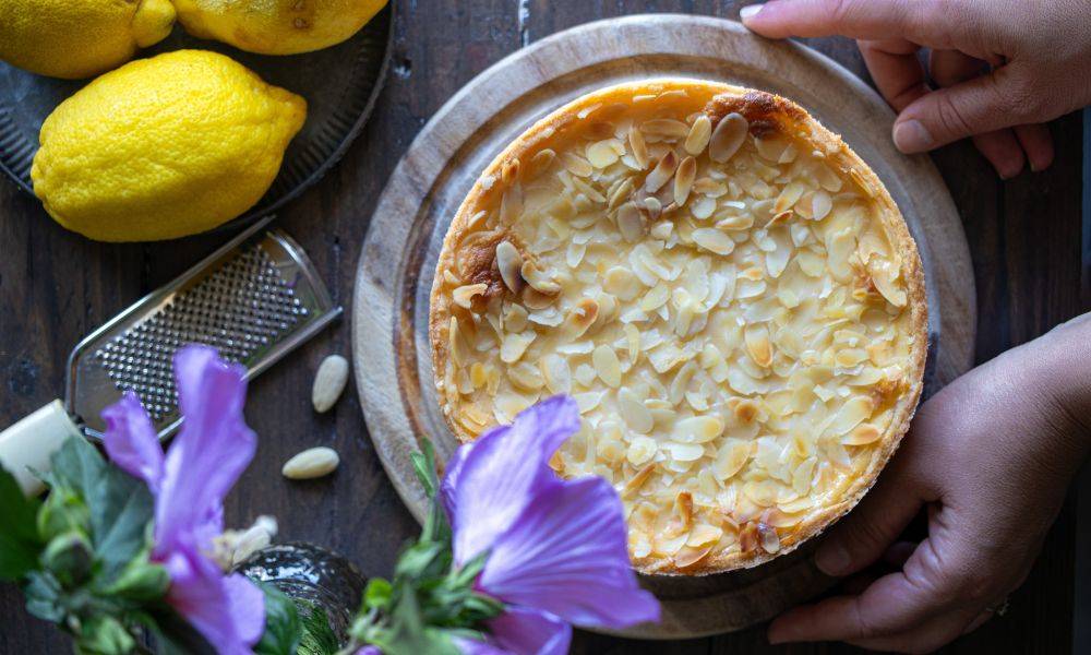 Torta con crema al limone e mandorle