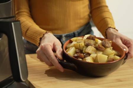 Salsiccia e patate in friggitrice ad aria