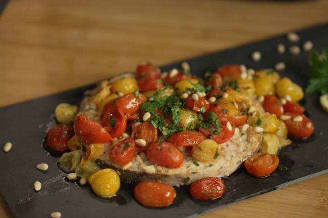 Filetto di pesce spada con pinoli e pomodorini in friggitrice ad aria