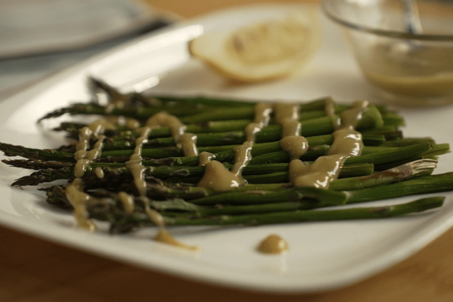 Asparagi in friggitrice ad aria con emulsione tahina, olio e aceto