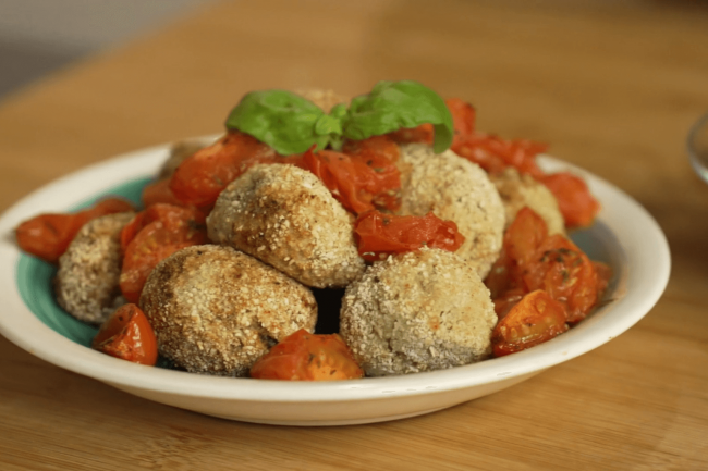 Polpette vegetariane con melanzane e pomodorini confit in friggitrice ad aria