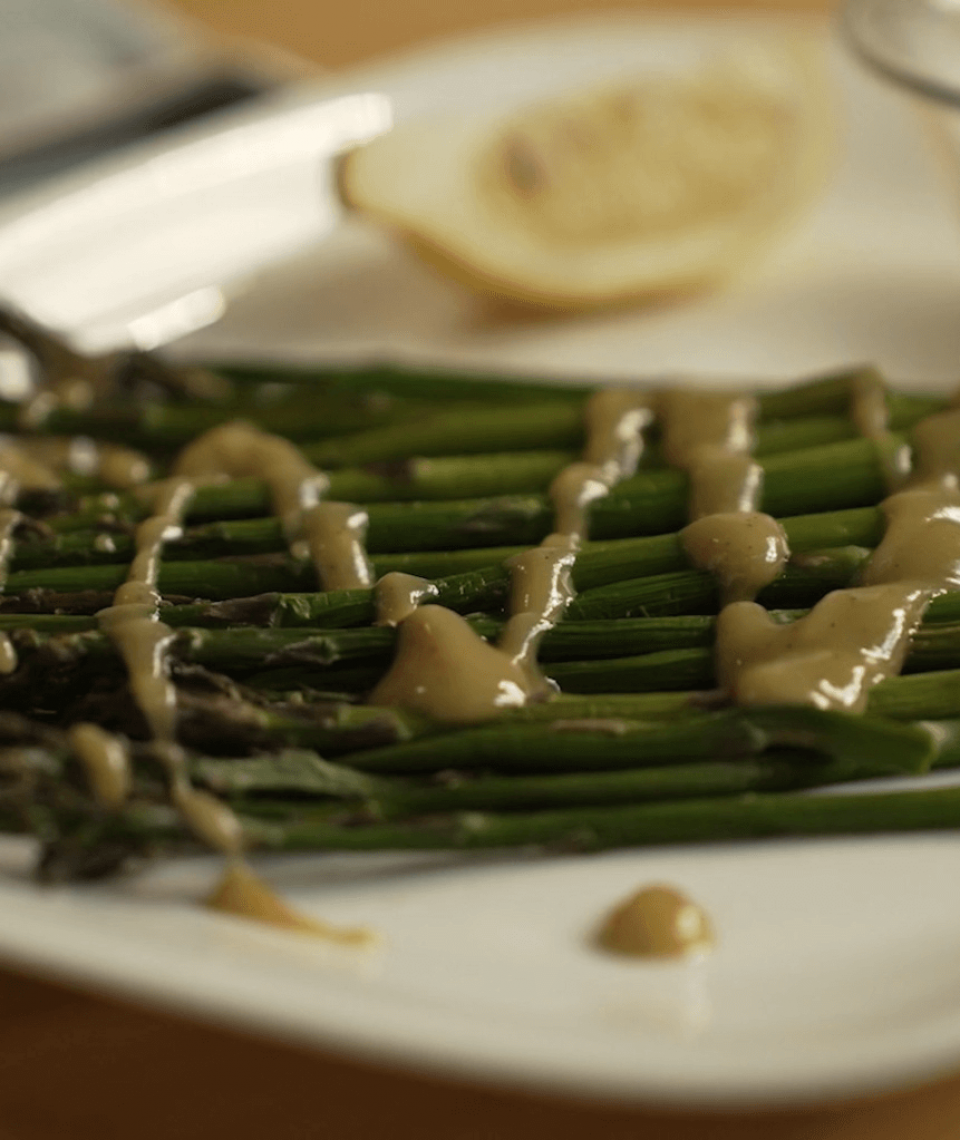 Asparagi in friggitrice ad aria con emulsione tahina, olio e aceto