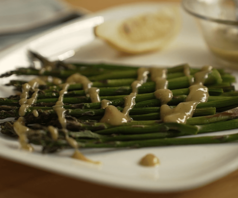 Asparagi in friggitrice ad aria con emulsione tahina, olio e aceto