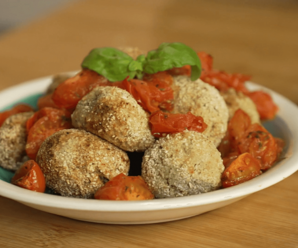 Polpette vegetariane con melanzane e pomodorini confit in friggitrice ad aria