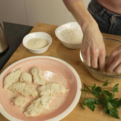 impanare i bastoncini di pesce