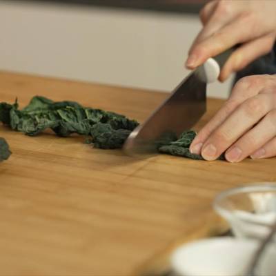 tagliare foglie di cavolo nero