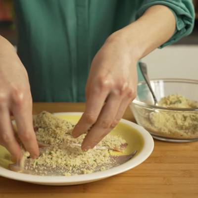 breading the fish fillet