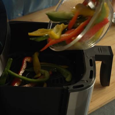 inserire i peperoni nella friggitrice ad aria