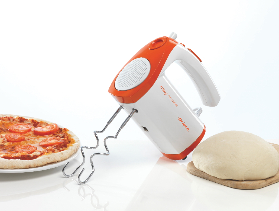 Impasto per pizza con lo sbattitore elettrico