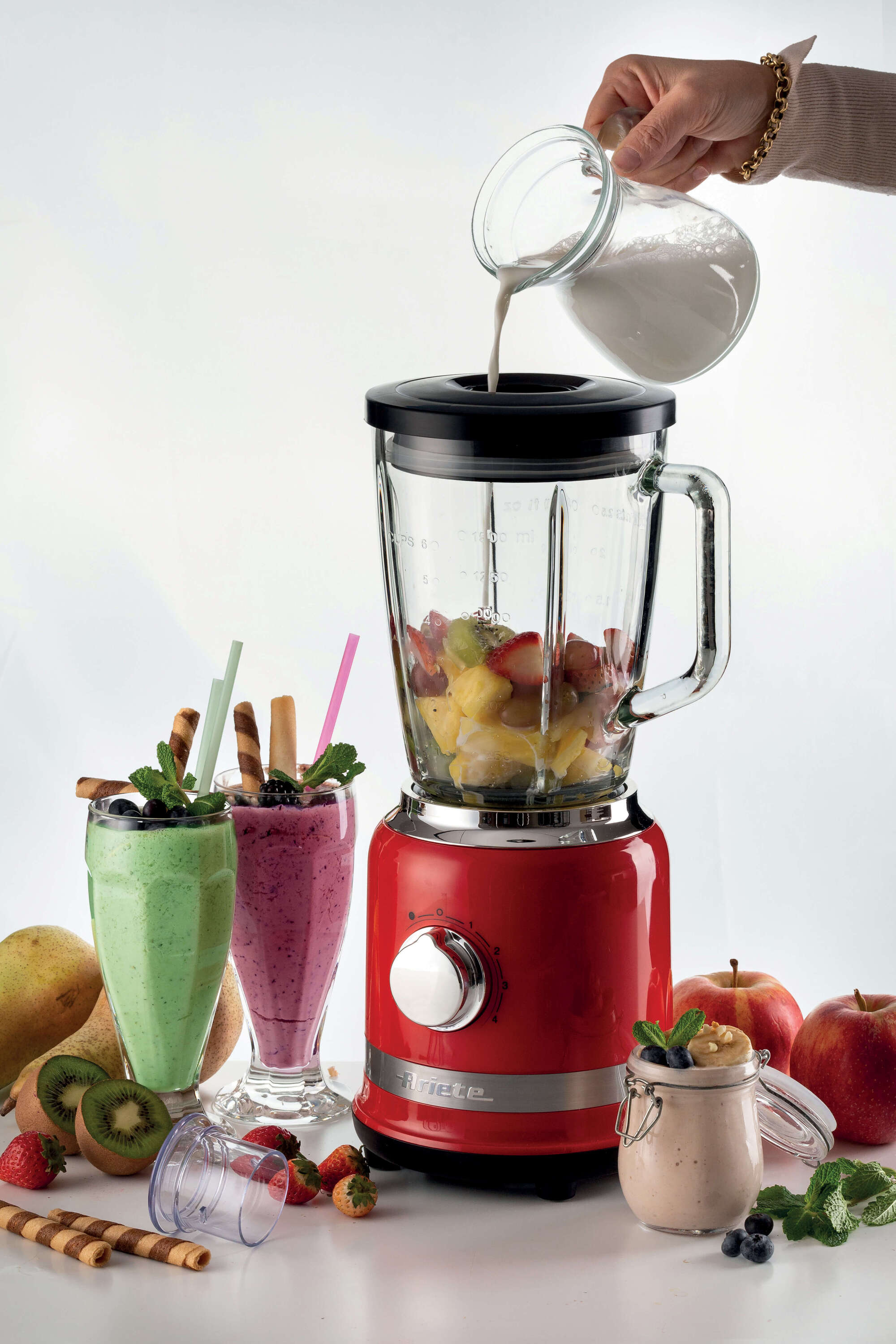 Red blender with glass cup, Modern Line